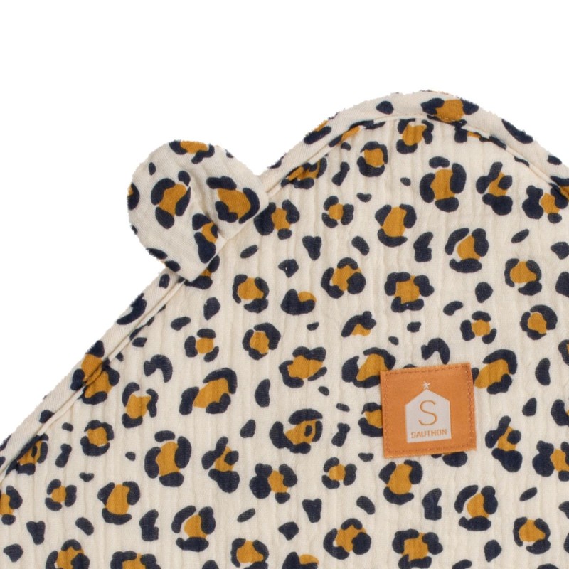 Baby bath cape made of cotton gauze and a leopard-print washcloth