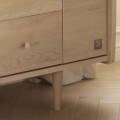 Cómoda de 5 cajones y 2 puertas con acabado en roble vintage y tiradores dorados «My Love»