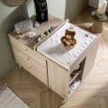 Mehrfach verstellbare Wickelauflage für eine freistehende Babykommode