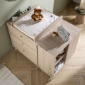 Mehrfach verstellbare Wickelauflage für eine freistehende Babykommode